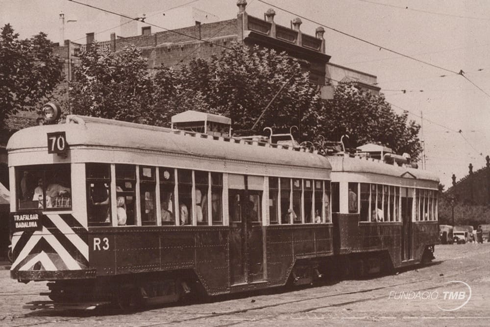 Tranvía de los denominados “tanques” circulando en 1956 en la línea 70, la última línea de vía estrecha que quedó en servicio en Barcelona. Los tanques fueron tranvías de gran capacidad, con sus casi 13 metros de longitud.