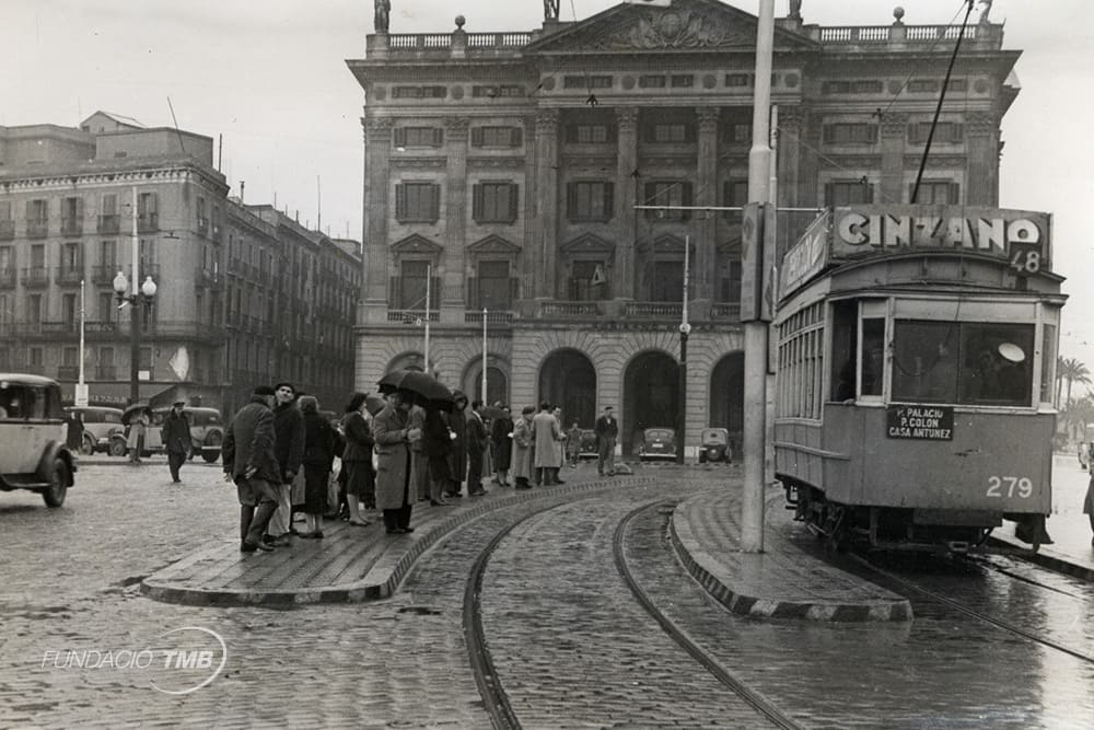 Tranvía circulando en 1948 en la línea 48 Plaza Palacio–Casa Antúnez. A menudo esta línea sufría paros del servicio por desprendimientos de rocas de la montaña de Montjuïc sobre la carretera.