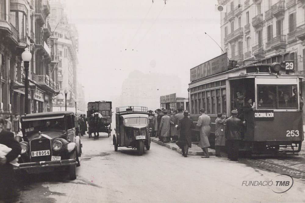 Any 1936. Autor: Brangulí. Tramvia de la línia 29 fent parada a la Ronda de la Universitat. Passada la Guerra Civil, la xarxa de tramvia es va restablir amb moltes deficiències, faltaven vehicles i el servei era insuficient.