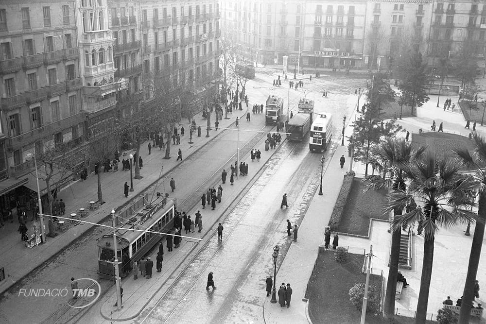 Tramvies i un troleibús circulant per la plaça de la Universitat als anys 40.