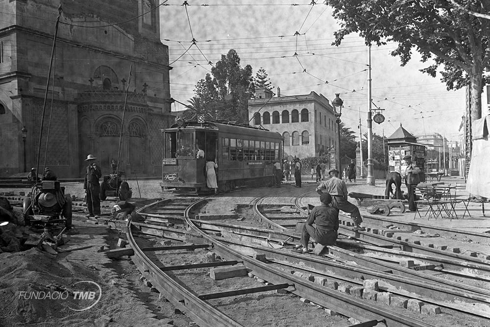 Tramvia de la línia 58 carregant passatge al costat de l’església Mare de Déu de la Bonanova. Juliol de 1935. Obres per canvi de vies. Arribar amb aquesta línia fins a les Drassanes costava 30 cèntims.