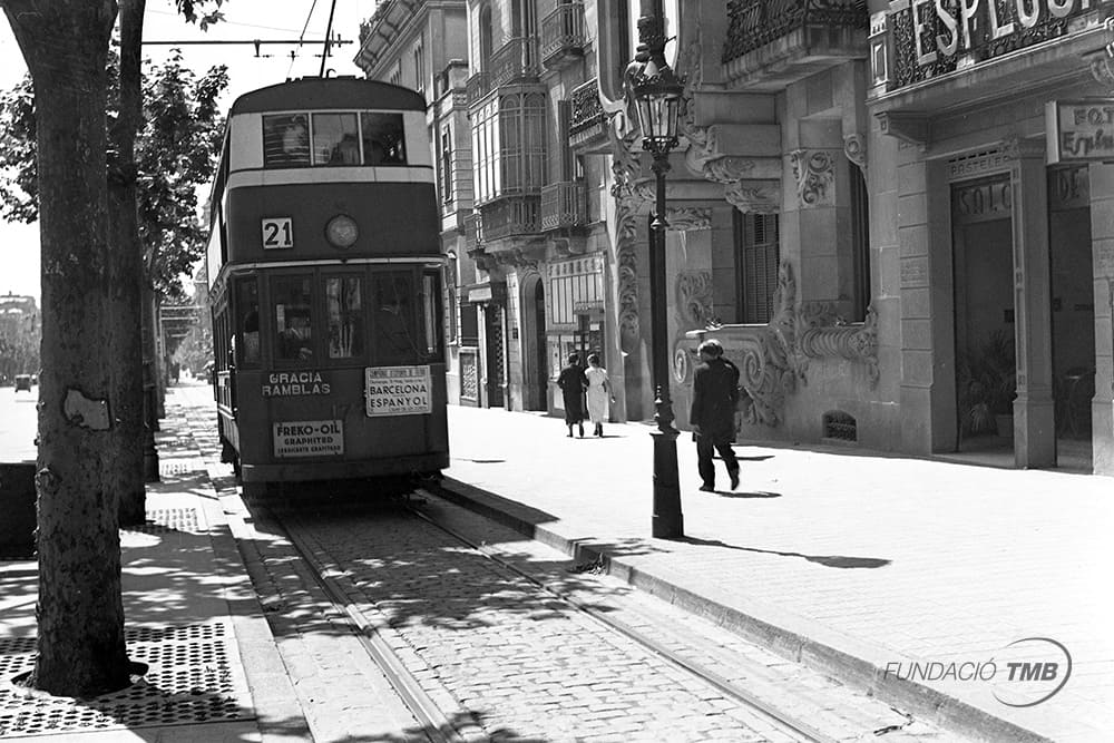 Tramvia de la línia 21 circulant pel Passeig de Gràcia al mes de maig de 1936. A partir de 1932 es van començar a cobrir el pis superior dels tramvies de dos pisos, augmentant la capacitat de passatge els dies de fred o pluja.