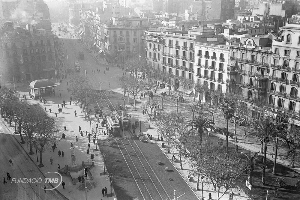 Aerial view of Plaça d’ Urquinaona with trams crossing it. Early 1940s.