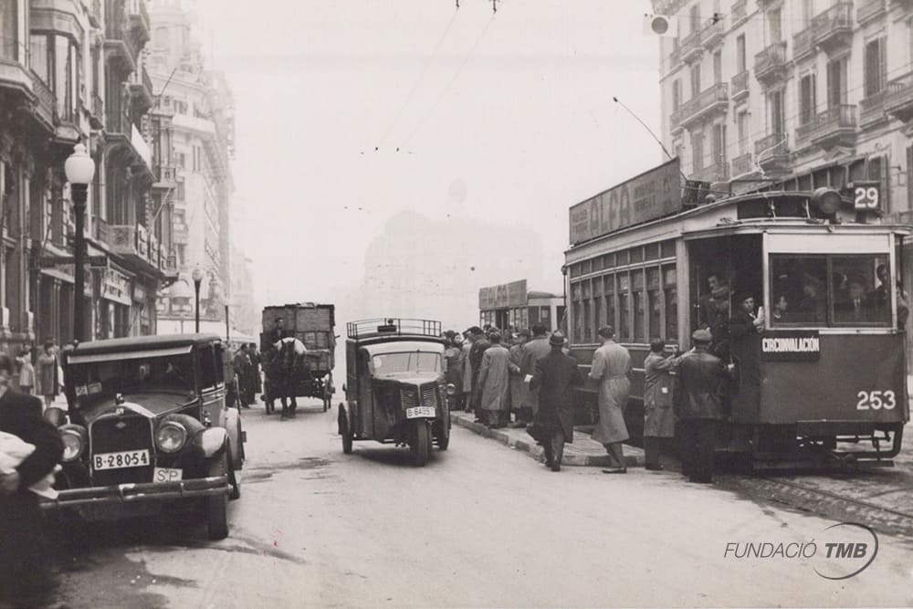 1936 Author: Brangulí. Tram on Route 29 stopping on Ronda de la Universitat. After the Civil War, the tram network resumed with many shortcomings, vehicles were missing and the service was insufficient.