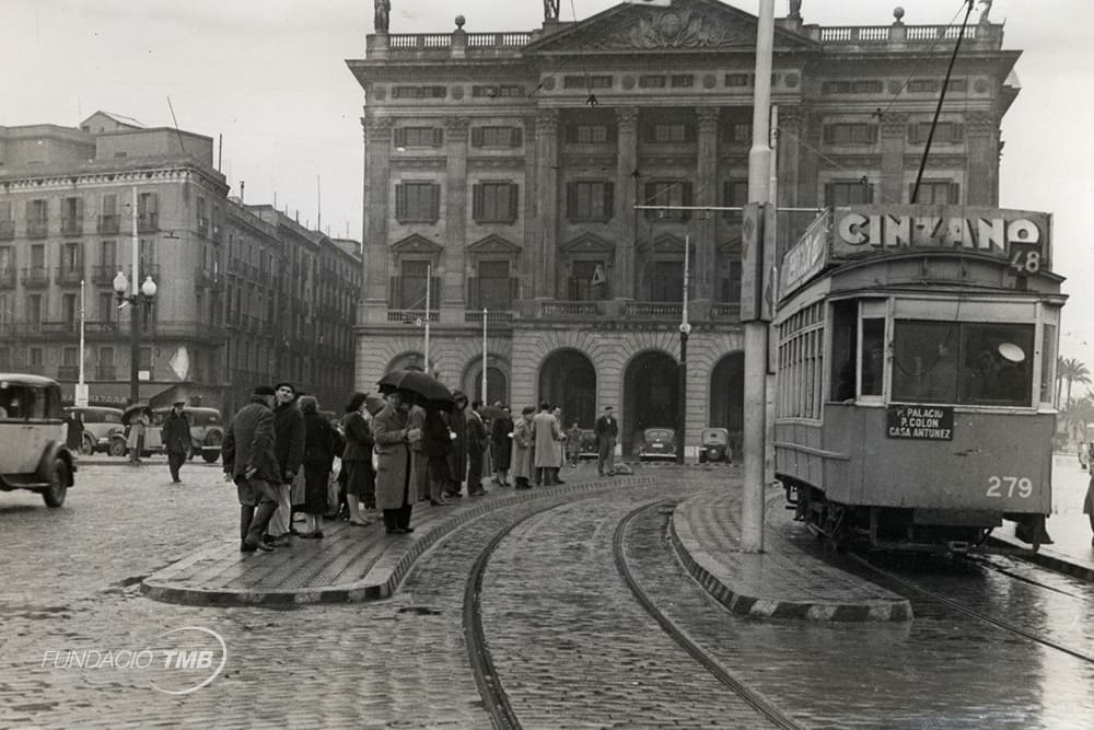 Tram travelling in 1948 on Route 48 Plaza Palau - Casa Antúnez. This route often experienced stoppages due to rock falling from Montjuïc mountain on to the road.