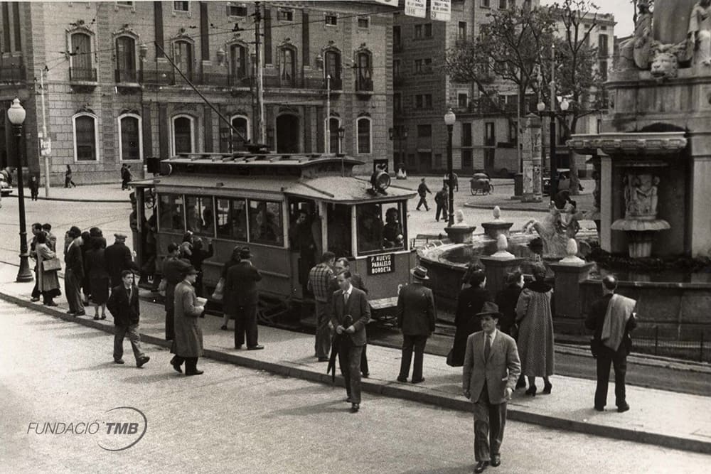 Tramvia de la línia 52 fent parada al Pla del Palau el 1946. Anar de la Bordeta al Poblenou costava 55 cèntims.
