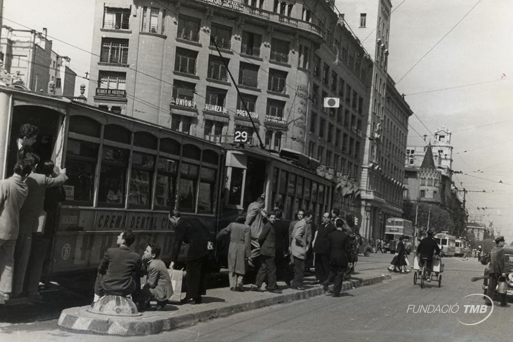 Tramvies de la popular línia 29 al seu pas per la plaça de Catalunya, a finals dels anys 40. La línia 29 feia un recorregut de circumval·lació, i d’aquí la dita “fer més voltes que el 29”.