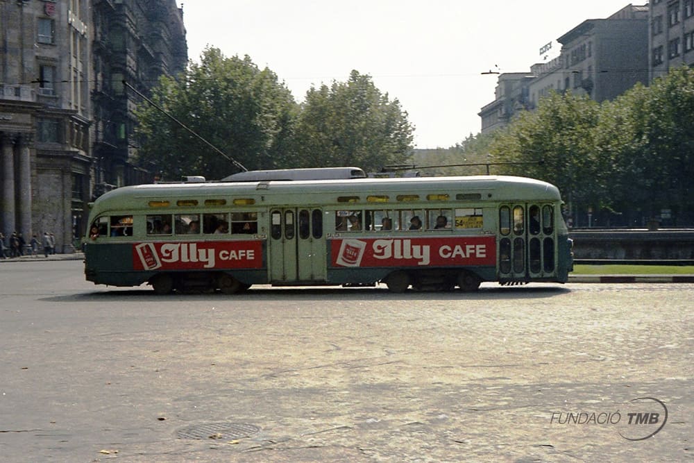 Tram pcc Washington travelling in 1966 on Route 54, Passeig de Gràcia at Gran Via de les Corts Catalanes. This tram model, imported from the United States, was enjoyed for the comfort it offered, as it was very silent and had very good suspension. Author of the photograph Ignasi Fábregas The TMB Foundation has restored a tram of this model