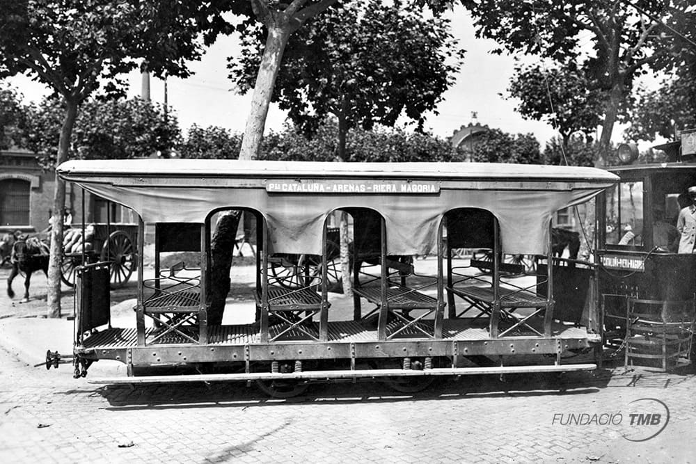 Tranvía eléctrico con remolque jardinera al final de la línea 9, Plaza Catalunya–Riera–Magòria.  Año 1915. Esta línea de tranvía trasladaba al centro de la ciudad a los pasajeros llegados en ferrocarril a la antigua estación de Magòria desde Martorell e Igualada. Es una de las poquísimas imágenes de esta línea.