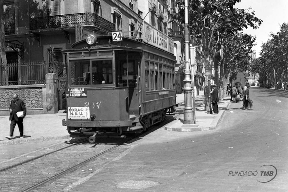 Finals dels anys 20. Línia 24 al pas dels Jardinets de Gràcia.  Una imatge d’una línia actual de bus que va començar prestant servei amb tramvies.