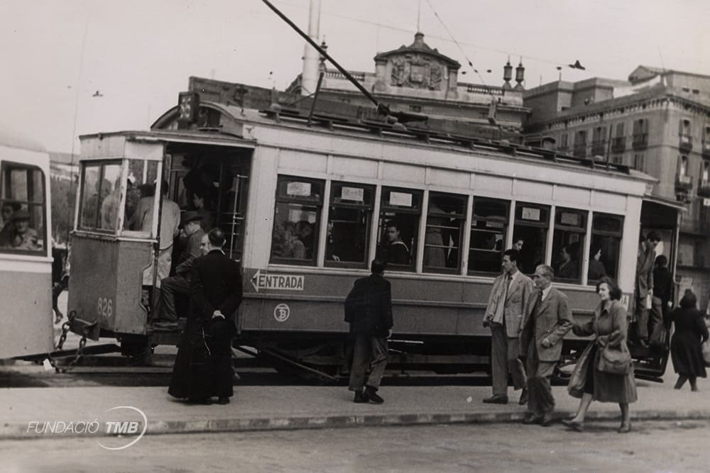 Tranvía-remolque funcionando en 1943 en la línea 55 Barceloneta–Plaza de Sants. Los remolques, que se acoplaban a los tranvías motores mediante unas cadenas, permitían ampliar la capacidad de los vehículos.