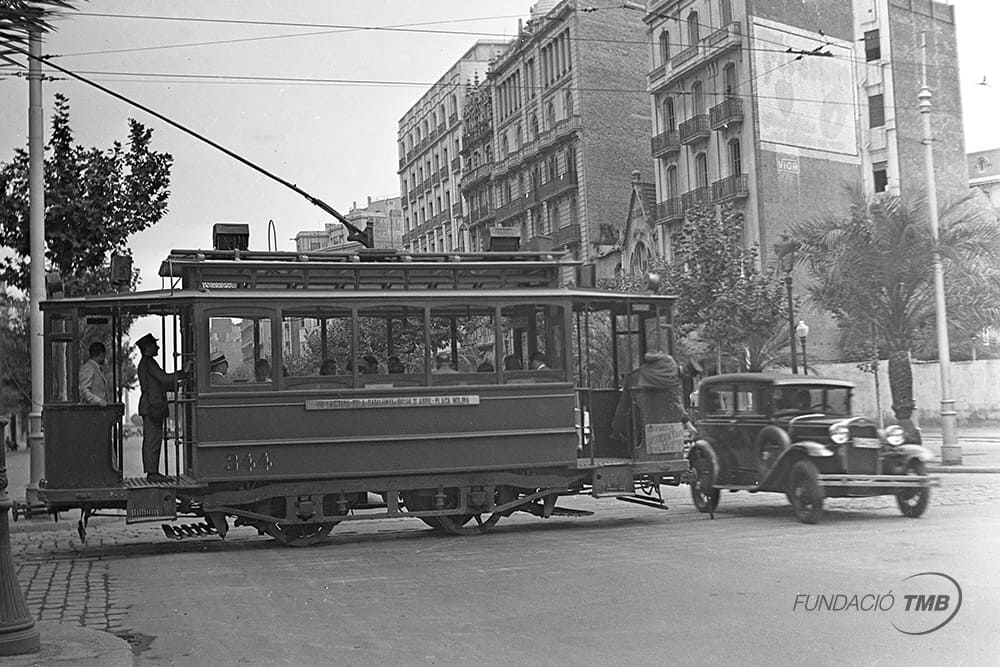 Tranvía cruzando la Diagonal en 1931. Línea Via Laietana–Plaza Molina. El experto trabajo del tranviario, el empleado accionaba el desvío sobre la vía, desde encima del tranvía con una barra de hierro terminada en punta.