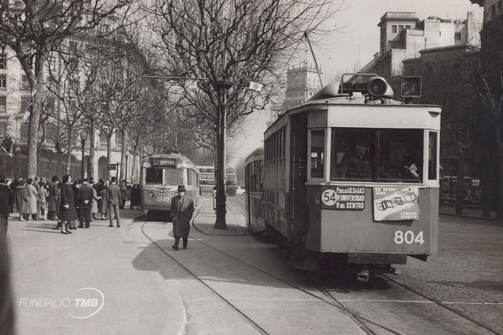 Tranvías de las líneas 54 y 46 en la Gran Via de les Corts Catalanes esquina calle de Balmes en 1951.