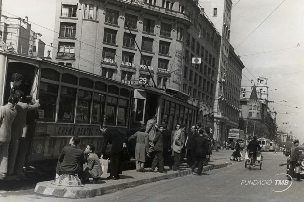 Tranvías de la popular línea 29 a su paso por la plaza de Catalunya, a finales de los años 40. La línea 29 realizaba un recorrido de circunvalación y de ahí el dicho “dar más vueltas que el 29”.